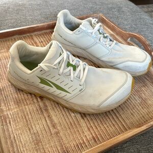 Altra Superior 5 trail runner